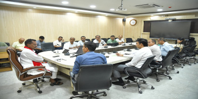 Reviewed the progress of ongoing schemes with senior officials of the Irrigation Department today.